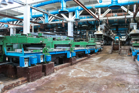 金属工业强大的设备生产部在机械厂房炼油石化化工厂用油管机带软管和