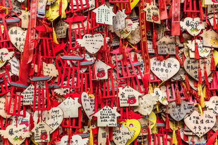中国寺庙墙上的红色祈福卡照片