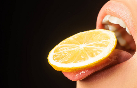 夏天的鸡尾酒.打开女人的嘴,带有柑橘味.辣妹概念.舌头上有味蕾.