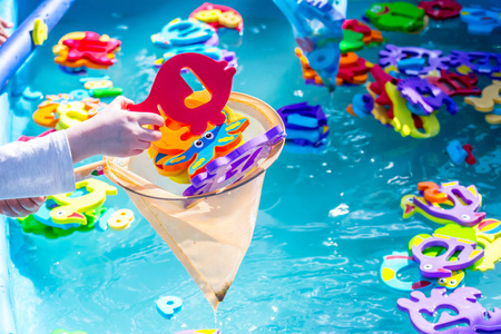 捕鱼游戏儿童教育水上游戏.以数字字母动物图像和渔网的形式捕鱼.