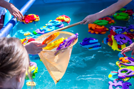 捕鱼游戏儿童教育水上游戏.以数字字母动物图像和渔网的形式捕鱼.