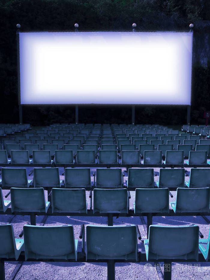 带白色投影屏幕色调图像的室外电影院