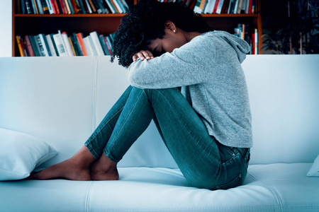 女孩困扰负面情绪困扰黑人女孩肖像照片