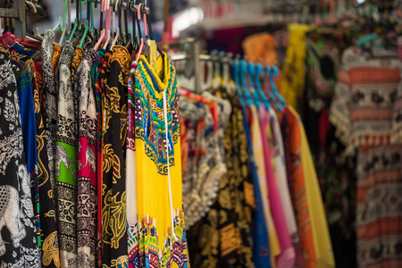 泰国市场上的女装和女裤图片