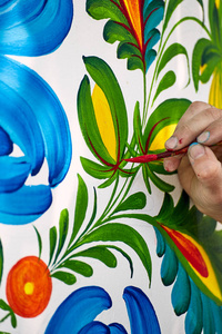 这位艺术家在白墙上用油画颜料作画.照片