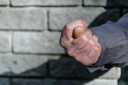 手势男性的否定之手.拒绝的概念.灰色石墙背景的特写视图.