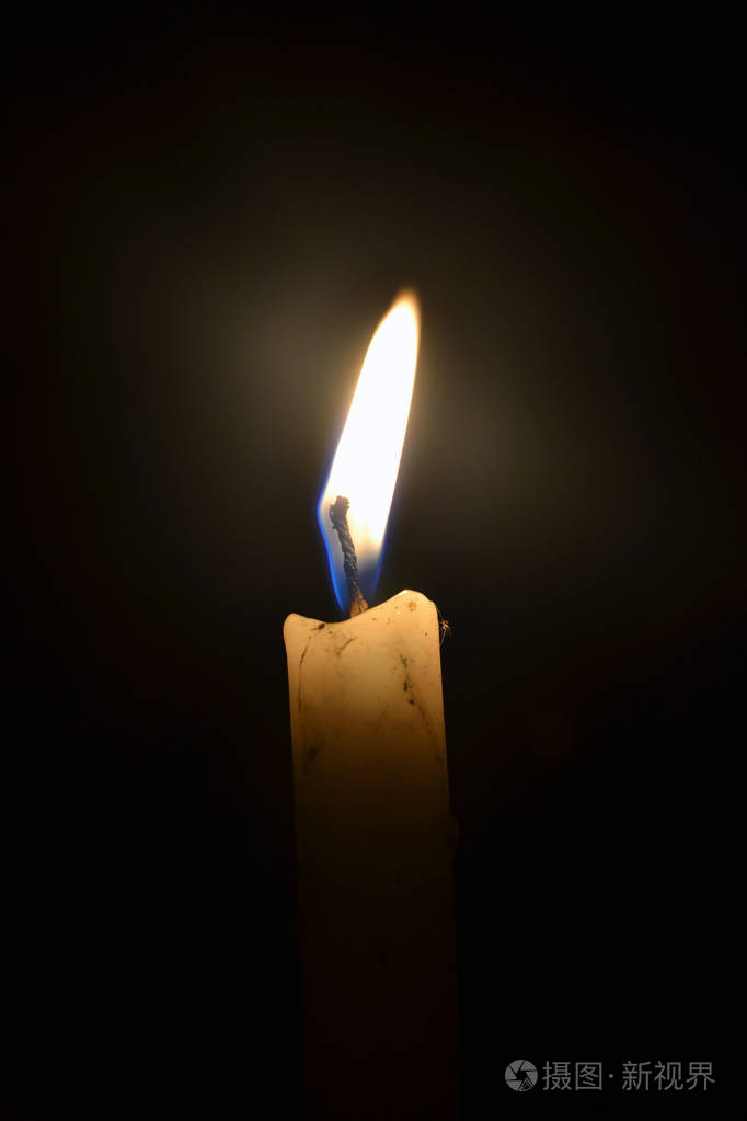 一支蜡烛在黑暗中燃烧
