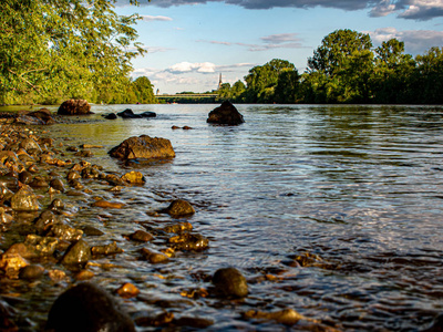 河岸上的石头图片