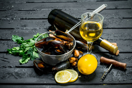 新鲜海鲜蛤蜊配白葡萄酒.照片