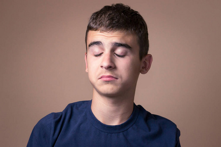 手势冷漠男人冷漠的肖像.人类的面部表情,肢体语言照片