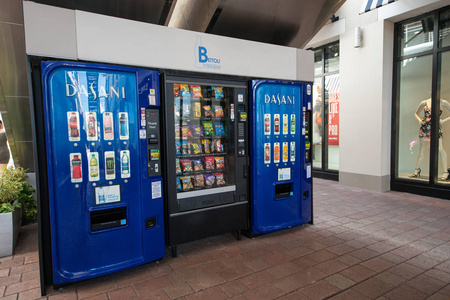 迈阿密海湾边自动售货机的库存图片照片