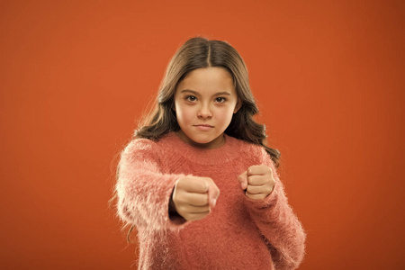 孩子们可以用来对付欺负者的自卫策略.女孩握拳准备进攻或防守.