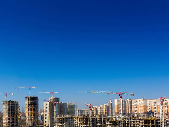 工人,建筑设备,工具和设备,卡车和晴朗的蓝天作为背景