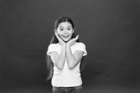 孩子开心可爱的脸感觉兴奋的红色背景.激动人心的时刻.激动情绪.