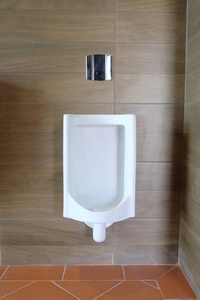 清洁男厕所持有药效丸的人的胯部scrotchwithunzippedjeansholding