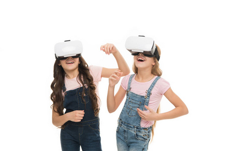 小孩子戴着vr耳机.小女孩用虚拟现实眼镜.