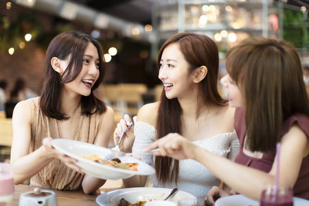 一群快乐的朋友在餐厅吃饭照片