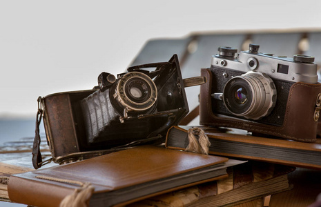 桌上放着旧相机和相册照片
