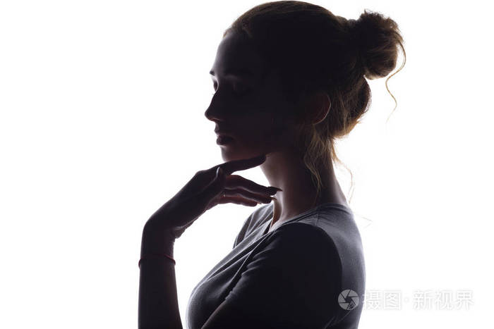 一个漂亮女孩的侧面一个白色孤立背景上的女人剪影