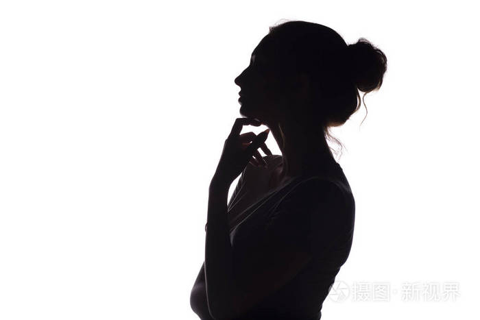 侧影一个沉思的女孩一只手放在下巴一个年轻的女人在白色孤立的背景