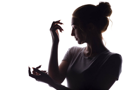 优雅的双手合十,在白色孤立的背景上摆出艺术姿势,概念美和意境照片