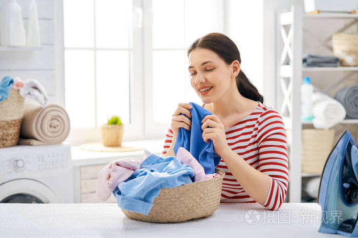 女人在洗衣服