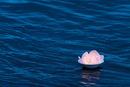 荷花水灯在水面上漂浮做荷花灯照片