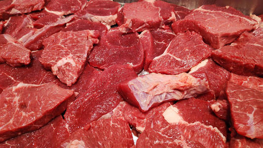 市场上出售的生牛肉照片