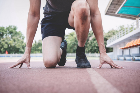 前行海报准备在公路跑道上跑步的年轻健身运动员,前照片