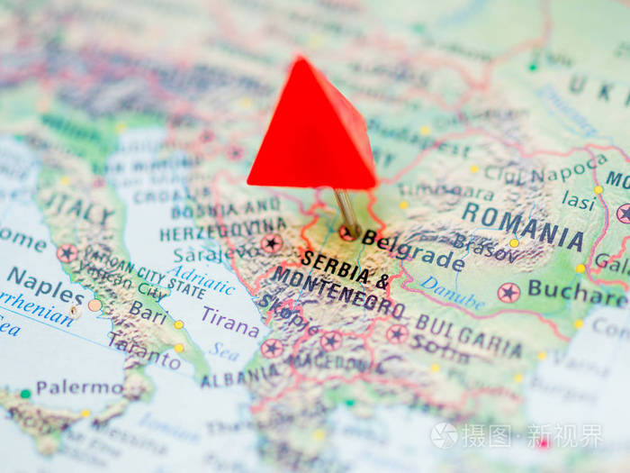 以塞尔维亚和黑山共和国为重点的世界地图 首都是贝尔格莱德 上面有红色的三角针 照片 正版商用图片2jofai 摄图新视界