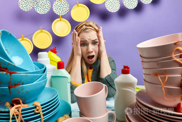 情绪无助的女人在慌乱中沮丧地用洗涤的过程