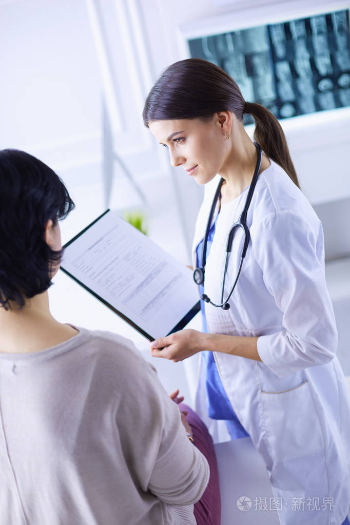 漂亮的女医生给病人讲解医疗