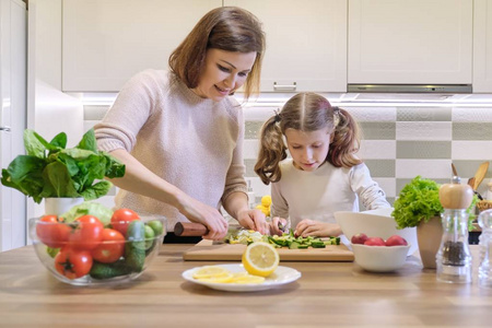 健康饮食,妈妈教女儿做饭,亲子沟通快乐妈妈和女儿一起在厨房里做饭.