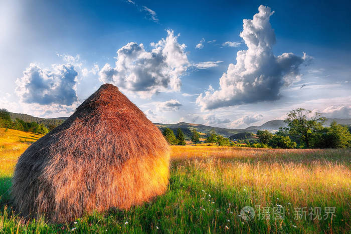美丽的乡村景观山峦茂密草堆林立