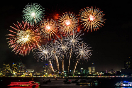 烟火夜景节日的五彩缤纷的烟花照亮了城市的夜景,为节日和庆典背景