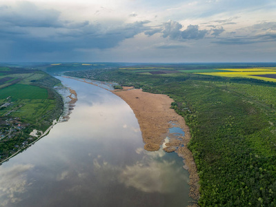 鸟瞰河流和小村庄.摄影图