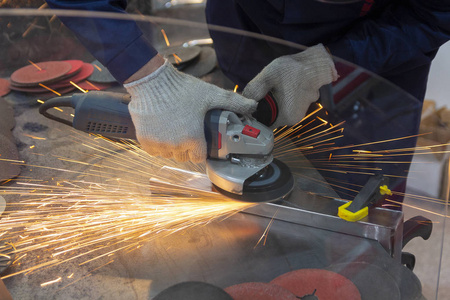 工厂钢结构电动砂轮磨削.工业照片
