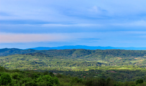 青山绿水,碧空万里照片