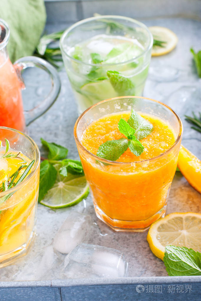 冷橘子汁配以果肉为背景的夏季柑桔冷饮选择性集中