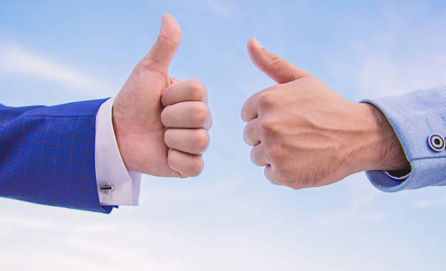 男性双手竖起大拇指.成功与认可理念.手势表示赞同.