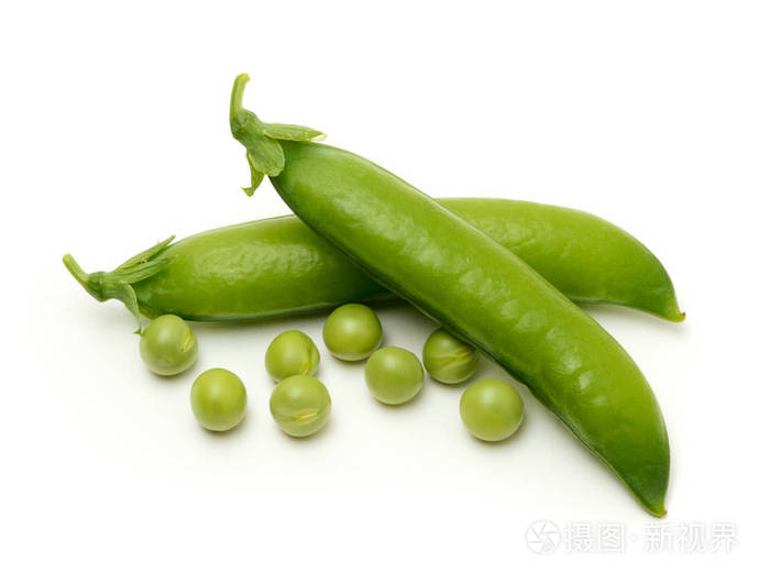 白色背景上孤立的绿豆荚