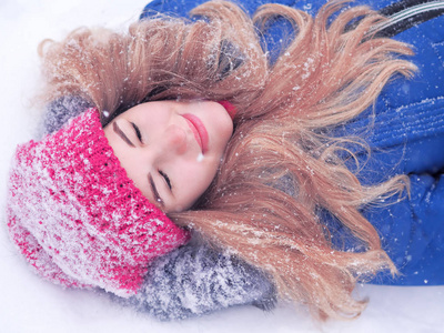 躺在雪景前的女孩图片