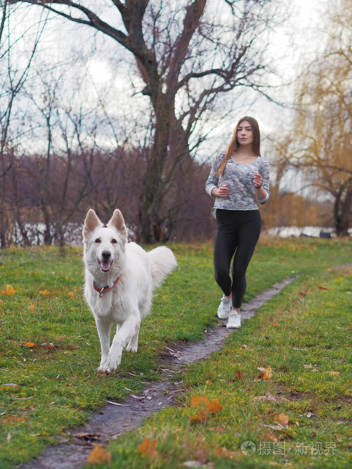 带着狗在森林里奔跑的小女孩