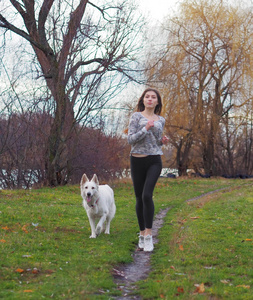 带着狗在森林里奔跑的小女孩图片