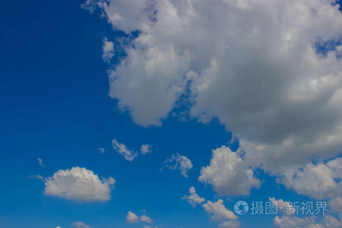 蓝色天空中的云，一群小云的美丽照片