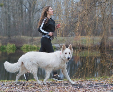 家人带着狗在公园跑步图片