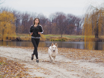 森林奔跑女孩背影图片-森林奔跑女孩背影素材-森林奔跑女孩背影插画
