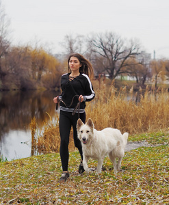 家人带着狗在公园跑步图片