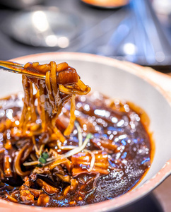 炸酱面,炸酱面,韩国传统面条配韩国黑豆酱酱,特写,复制空间照片