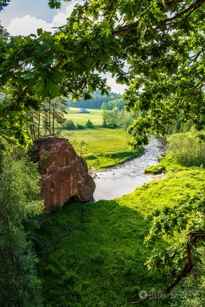 天然沙石悬崖在河边的森林里